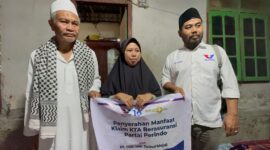 Bacaleg DPRD Provinsi NTB Partai Perindo Dedi Irawan bersama Bacaleg DPRD Kabupaten Lombok Tengah Partai Perindo TGH Rahmatullah menyerahkan klaim asuransi kepada keluarga almarhum Muhamad Zaenal. 