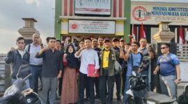 Puluhan korban bisnis investasi bodong Future E-Commerce (FEC) mengadu ke Kantor Lembaga Studi dan Bantuan Hukum (LSBH) Indonesia Peduli, Kota Mataram (Erwin untuk Koran Mandalika)