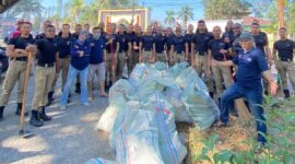 Portir Indonesia Internasional bersama beberapa pihak bersih-bersih di kali yang ada di Kelurahan Leneng, Praya, Lombok Tengah. (Maya Yuliana untuk Koran Mandalika)