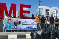 Bacaleg DPR RI dari Partai Demokrat Lalu Daud Nurjadi memperingati World Clean Up Day dengan aksi bersih-bersih di depan Bandara Lombok (Dok. Pribadi untuk Koran Mandalika)