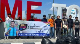 Bacaleg DPR RI dari Partai Demokrat Lalu Daud Nurjadi memperingati World Clean Up Day dengan aksi bersih-bersih di depan Bandara Lombok (Dok. Pribadi untuk Koran Mandalika)