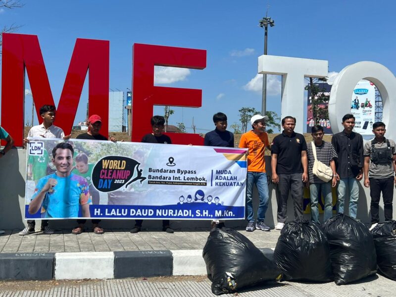 Bacaleg DPR RI dari Partai Demokrat Lalu Daud Nurjadi memperingati World Clean Up Day dengan aksi bersih-bersih di depan Bandara Lombok (Dok. Pribadi untuk Koran Mandalika)