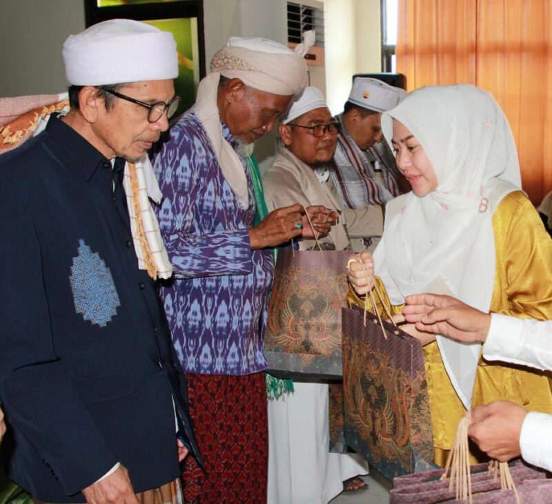 Bacaleg DPRD NTB Megawati Lestari saat silaturahmi dengan tokoh agama (Dok. Pribadi untuk Koran Mandalika)