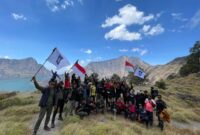 Keindahan Gunung Rinjani dari Pelawangan Umar Maye Kabupaten Lombok Tengah dengan view Danau Segara Anak (Afif untuk Koran Mandalika)