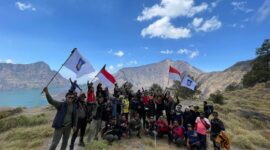 Keindahan Gunung Rinjani dari Pelawangan Umar Maye Kabupaten Lombok Tengah dengan view Danau Segara Anak (Afif untuk Koran Mandalika)