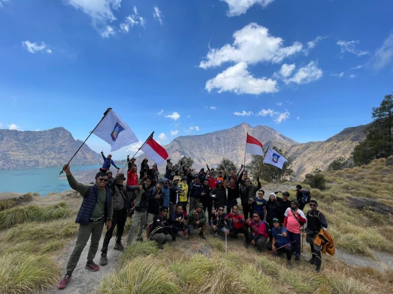 Keindahan Gunung Rinjani dari Pelawangan Umar Maye Kabupaten Lombok Tengah dengan view Danau Segara Anak (Afif untuk Koran Mandalika)