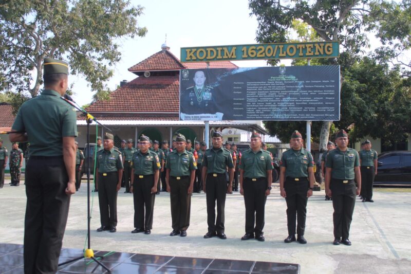 Upacara kenaikan pangkat anggota Kodim Lombok Tengah (Muharal untuk Koran Mandalika)