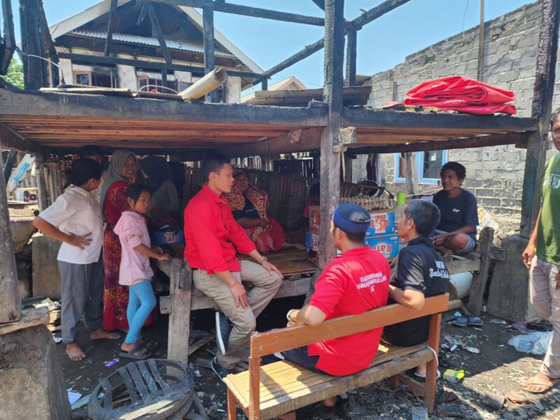 Wakil Ketua DPC PDIP Lombok Timur Ahmad Amrullah saat menyalurkan bantuan kepada warga korban kebakaran. (Dokumen pribadi untuk Koran Mandalika)