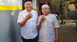 Karman (kiri) sowan kepada gurunya di Ponpes Nurul Hakim Kediri (Dokumen pribadi untuk Koran Mandalika)