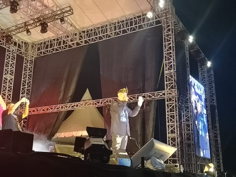 Musisi tanah air Ahmad Dhani menyampaikan pesan kepada Bupati Lombok Tengah saat menggelar konser di Lapangan Bundar Praya 
