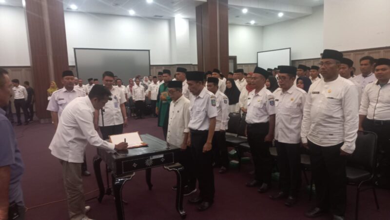 Bupati Lombok Tengah Lalu Pathul Bahri melantik tujuh penjabat kepala desa. (Dadik untuk Koran Mandalika)