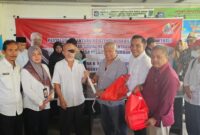 Anggota DPR RI dari PDIP Rachmat Hidayat menyerahkan bantuan kepada warga Kabupaten Lombok Utara (Didu untuk Koran Mandalika)