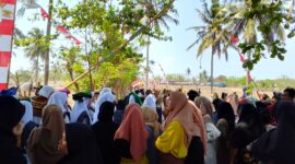 Pemuda Desa Selong Belanak menggelar karnaval sebagai bagian dari promosi sebelum melaunching wisata belanja di Pantai Tomang Omang yang berada di dekat Pantai Selong Belanak (Pemuda Selong Belanak untuk Koran Mandalika)