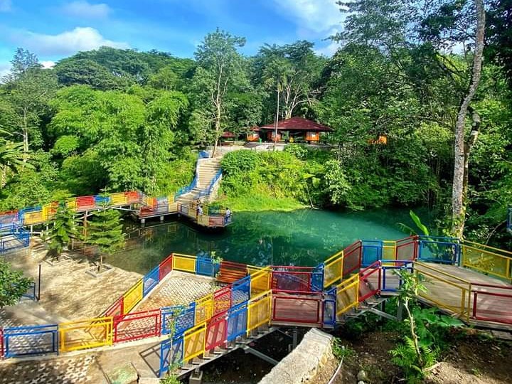 Wisata Danau Biru yang berada di Desa Karang Sidemen saat ini dikelola bumdes setempat. Objek wisata ini dapat menjadi pilihan berlibur anda karena pemandangannya yang indah dan masih asri (Facebook Danau Biru Lombok Tengah)