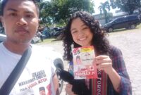 Putri Anies Baswedan, yakni Permata Baswedan menerima stiker Caleg Karman PKS saat berkunjung ke Lombok (Istimewa)