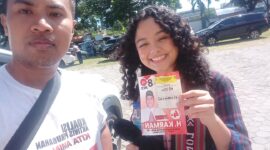 Putri Anies Baswedan, yakni Permata Baswedan menerima stiker Caleg Karman PKS saat berkunjung ke Lombok (Istimewa)