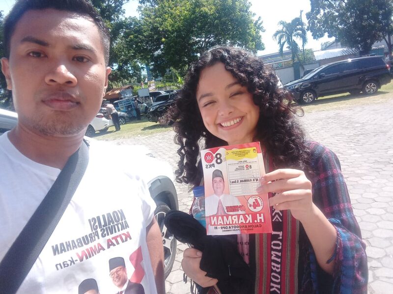 Putri Anies Baswedan, yakni Permata Baswedan menerima stiker Caleg Karman PKS saat berkunjung ke Lombok (Istimewa)