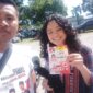 Putri Anies Baswedan, yakni Permata Baswedan menerima stiker Caleg Karman PKS saat berkunjung ke Lombok (Istimewa)