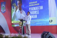Bupati Lombok Tengah Lalu Pathul Bahri memberikan sambutan saat Menteri Pertanian Indonesia Amran Sulaiman berkunjung ke kantor bupati setempat (Prokopim Lombok Tengah)