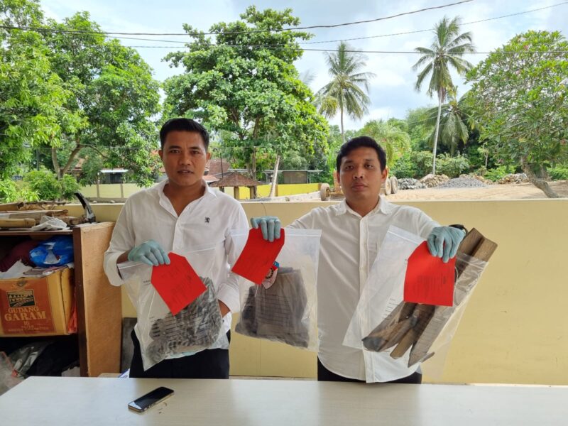 Kasat Reskrim Polres Lombok Tengah AKP Hizkia Siagian menunjukkan barang bukti dari kasus pembunuhan wanita di Desa Kawo (Humas Polres Lombok Tengah)
