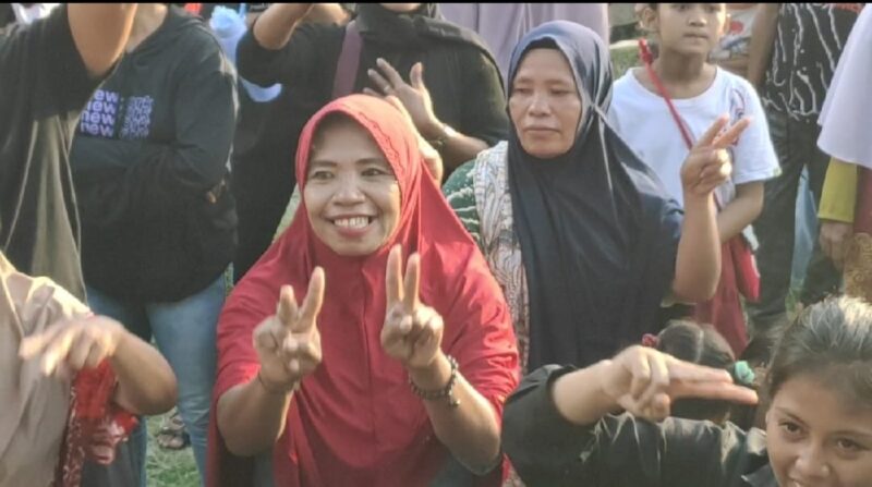Penonton kecimol di Desa Sisik mengacungkan dua jari Prabowo-Gibran