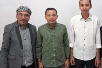 Ketua Komisi I DPRD Lombok Tengah Haji Ahmad Supli (kiri) mengunjungi komisioner KPU Lombok Tengah (Wawan/ Koran Mandalika)
