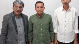 Ketua Komisi I DPRD Lombok Tengah Haji Ahmad Supli (kiri) mengunjungi komisioner KPU Lombok Tengah (Wawan/ Koran Mandalika)