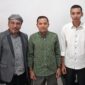 Ketua Komisi I DPRD Lombok Tengah Haji Ahmad Supli (kiri) mengunjungi komisioner KPU Lombok Tengah (Wawan/ Koran Mandalika)