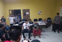 Ketua KPU Lombok Tengah didampingi Ketua PPK Kecamatan Jonggat memberikan penjelasan kepada saksi parpol perihal perbedaan data sirekap (Wawan/Koran Mandalika)