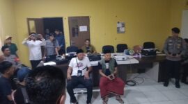 Ketua KPU Lombok Tengah didampingi Ketua PPK Kecamatan Jonggat memberikan penjelasan kepada saksi parpol perihal perbedaan data sirekap (Wawan/Koran Mandalika)