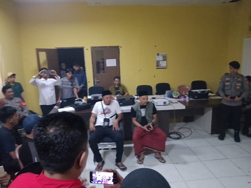 Ketua KPU Lombok Tengah didampingi Ketua PPK Kecamatan Jonggat memberikan penjelasan kepada saksi parpol perihal perbedaan data sirekap (Wawan/Koran Mandalika)