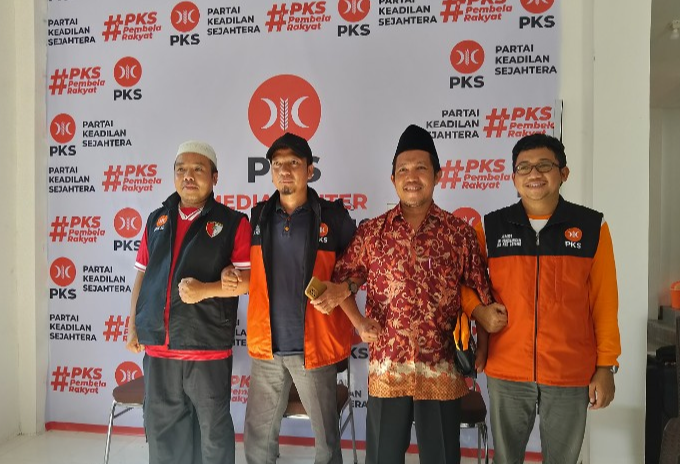 Ketua tim pemenangan DPD PKS Lalu Akmalul Hakim (dua dari kiri) didampingi tim tabulasi data, manajer saksi, dan kordapil. (Wawan/Koran Mandalika)