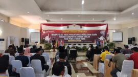 Ketua KPU Lombok Tengah Hendri Harliawan membuka rapat pleno tingkat kabupaten yang digelar di Gedung Aerotel Praya pada Sabtu (2/3)