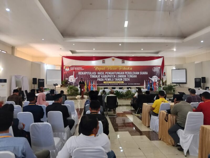 Ketua KPU Lombok Tengah Hendri Harliawan membuka rapat pleno tingkat kabupaten yang digelar di Gedung Aerotel Praya pada Sabtu (2/3)