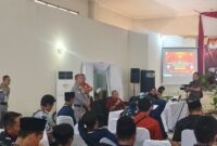 Ketua KPU NTB Muhammad Khuwailid menyampaikan penjelasan kepada saksi saat rapat pleno tingkat kabupaten di Lombok Tengah berlangsung (Wawan/Koran Mandalika)