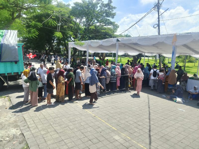 Warga Lombok Tengah antre panas-panasan untuk mendapatkan beras murah (Wawan/Koran Mandalika)