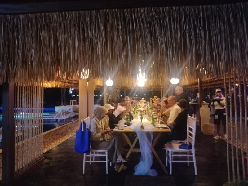 Dubes negara-negara Arab sedang menikmati makan malam di Lantis Beach Club Selong Belanak (Wawan/Koran Mandalika)