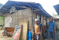 Anggota DPRD Lombok Tengah Fraksi PKS Haji Ahmad Supli mengunjungi rumah warga di Kota Praya yang kondisinya memprihatinkan (Wawan/Koran Mandalika)