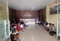 Puluhan masyarakat menanyakan soal adanya dugaan pungli yang dilakukan beberapa anggota Polres Lombok Tengah (Wawan/Koran Mandalika)