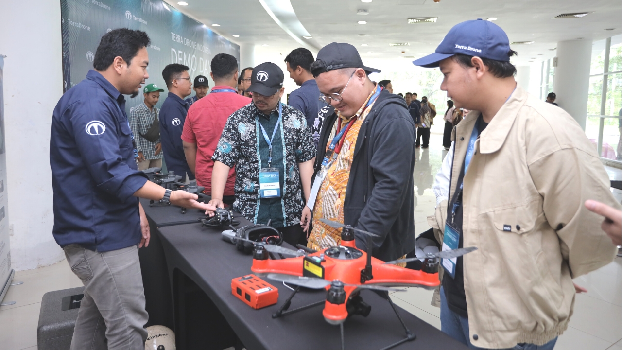 Para peserta Demo Day melihat-lihat berbagi drone yang ditampilkan