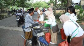 Duta Lingkungan NTB beri takjil kepada jemaah Masjid Agung Praya (Dokumen pribadi)