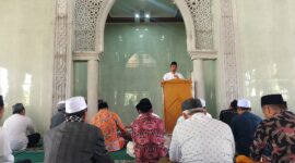 Mantan Gubernur NTB Zulkieflimansyah menjadi khatib sekaligus imam Salat Jumat di Masjid Nurul Islam Leneng (Wawan/Koran Mandalika)