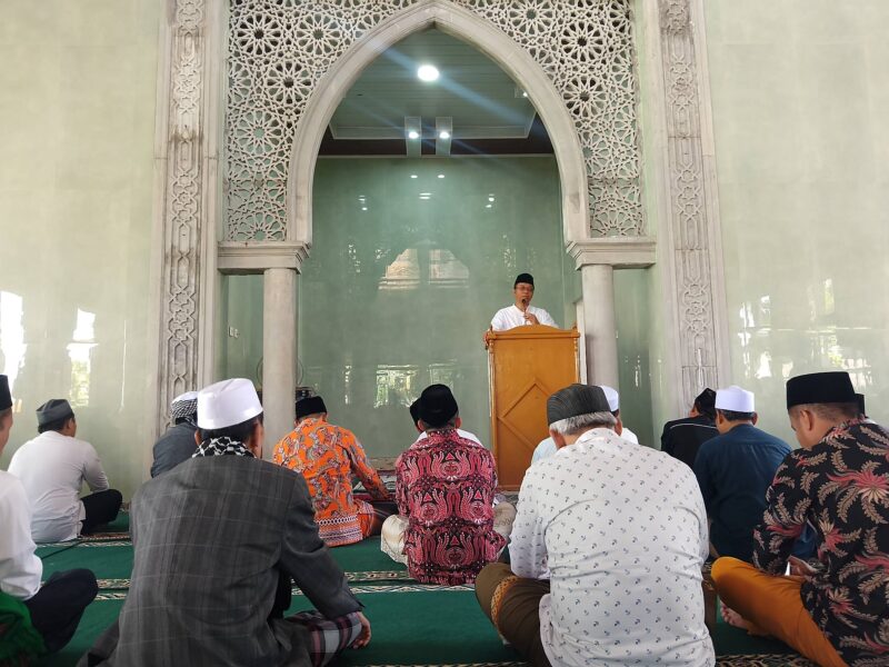 Mantan Gubernur NTB Zulkieflimansyah menjadi khatib sekaligus imam Salat Jumat di Masjid Nurul Islam Leneng (Wawan/Koran Mandalika)