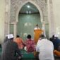 Mantan Gubernur NTB Zulkieflimansyah menjadi khatib sekaligus imam Salat Jumat di Masjid Nurul Islam Leneng (Wawan/Koran Mandalika)