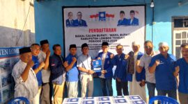 Haji Achmad Puaddi menyerahkan dokumen pendaftaran kepada DPD PAN Lombok Tengah untuk Pilkada 2024 (Wawan/Koran Mandalika)