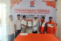 Haji Achmad Puaddi menyerahkan dokumen pendaftaran kepada DPD PKS Lombok Tengah untuk Pilkada 2024