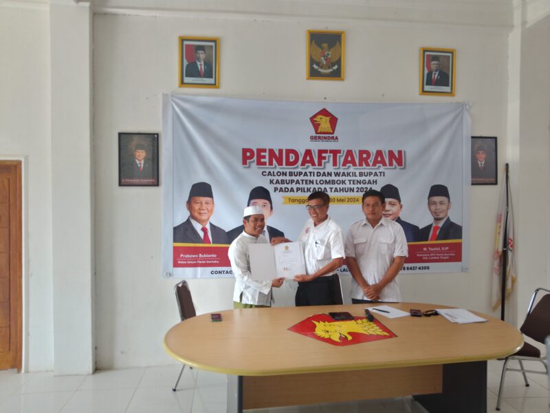 TGH Mala Syar'i menjadi pendaftar pertama di DPC Gerindra Lombok Tengah (Wawan/Koran Mandalika)