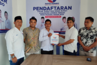 Pasangan Kades, yakni Suasto dan Suhaidi mengembalikan dokumen pendaftaran bakal calon bupati dan wakil bupati kepada DPD Perindo Lombok Tengah (dokumen pribadi Perindo)