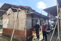 Anggota DPRD Lombok Tengah Haji Supli saat menyaksikan pembongkaran rumah warga di Praya (Wawan/Koran Mandalika)