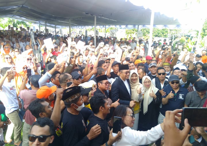 Zul dan Uhel saat foto bersama seribuan sukarelawan usai deklarasi (Wawan/Koran Mandalika)